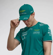 Cargar imagen en el visor de la galería, Camiseta + Gorra Aston Martin F1 2023
